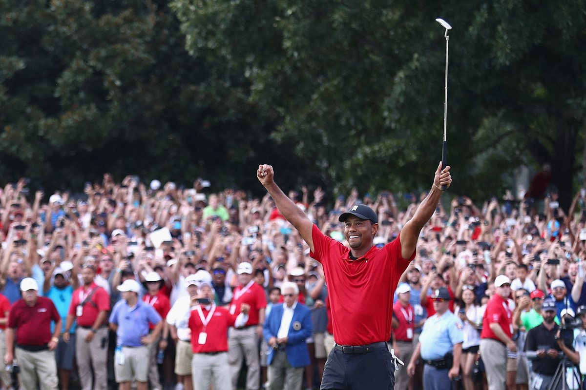 Así festejó Tiger Woods el título. (Foto Prensa Libre: AFP)