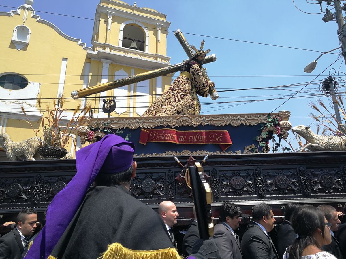 Procesión de Jesús de Las Tres Potencias hace su recorrido este Lunes Santo. (Foto Prensa Libre: Oscar García)