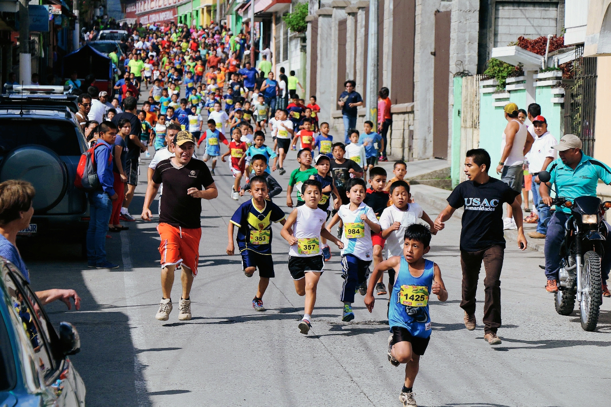Niños y jóvenes llenaron de alegría la calles de Cobán en la Carrera Cobancito. (Foto Prensa Libre: Eduardo Sam Chun)