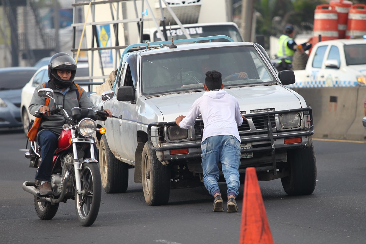 Los vehículos habitualmente se descomponen al transitar por los 700 metros de longitud de la cuesta de Villalobos. (Foto Prensa Libre: Erick Ávila)