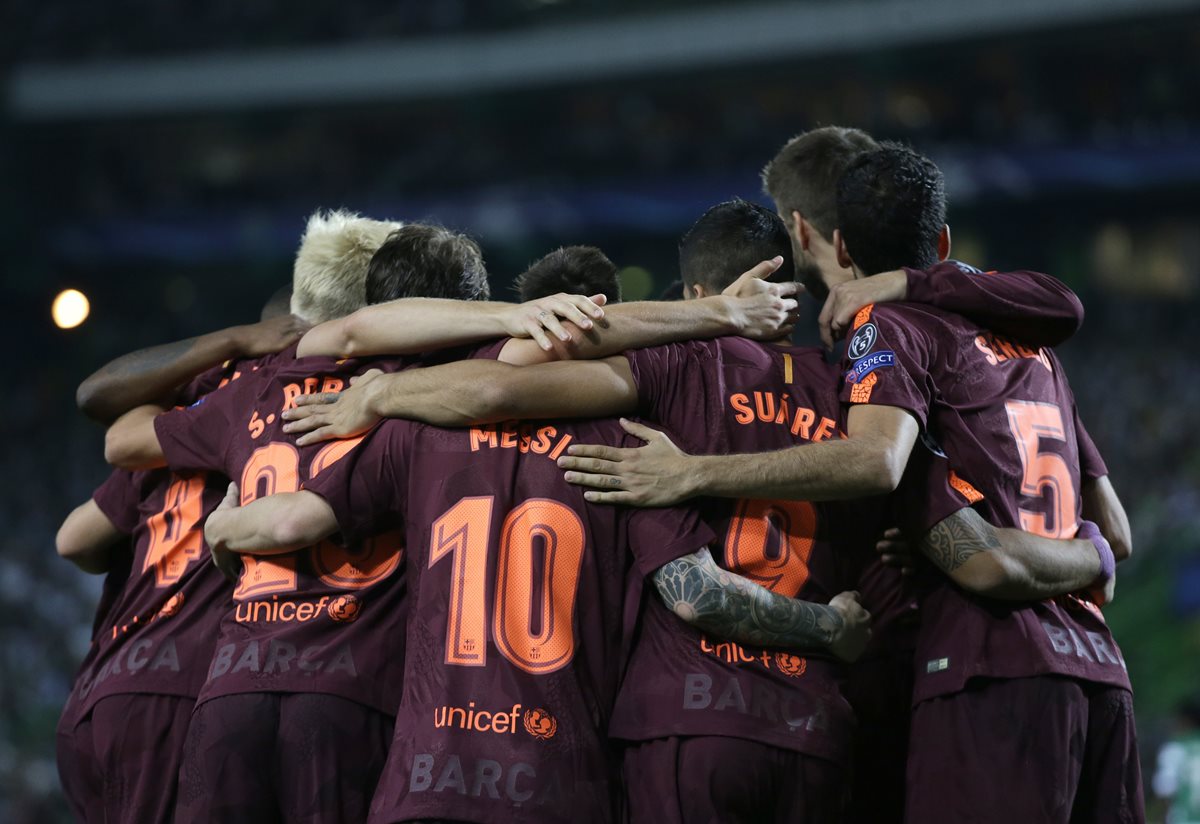 Los jugadores del Barcelona se abrazan luego del gol que les significó el triunfo. (Foto Prensa Libre: AP)