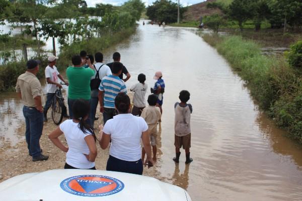 Sector de San José Pinares, San Francisco, Petén, se inundó a causa de la constante lluvia de las últimas horas.