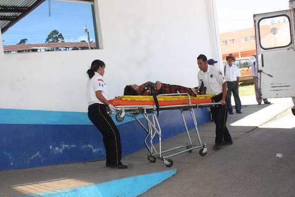 Verónica Miculax, herida durante un asalto, es trasladada con golpes al Hospital Nacional de Chimaltenango. (Foto Prensa Libre: José Rosales)<br _mce_bogus="1"/>