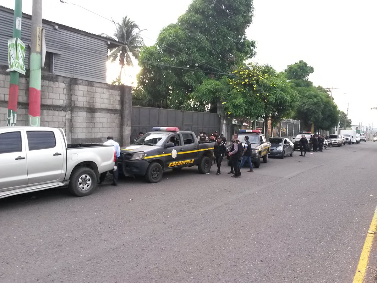 Fuerzas de seguridad rodean un predio en el km 60 de la ruta al Pacífico, en la cabecera de Escuintla, para allanarlo. (Foto Prensa Libre)