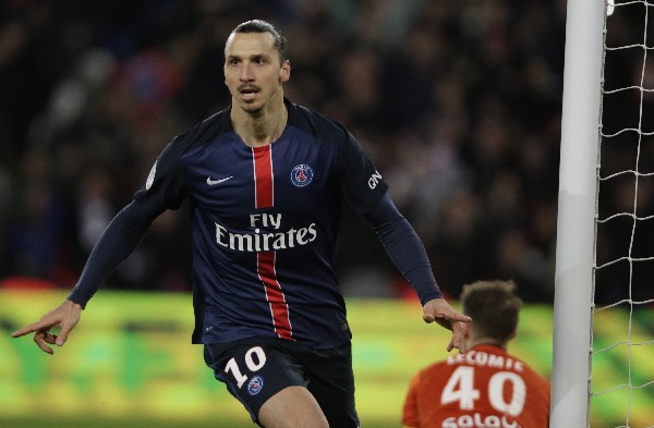 Zlatan Ibrahimovic celebra uno de goles del triunfo del París contra el Lorient. (Foto Prensa Libre: AFP).