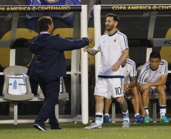Hernán "el Bolillo" Gómez saluda emocionado al astro argentino, Lionel Messi. (Foto Prensa Libre: EFE)