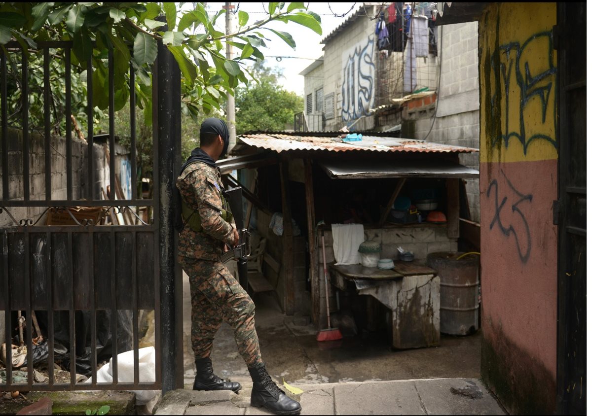 Un soldado monta guardia en un barrio dominado por la Mara Salvatrucha en San Salvador. (EFE).