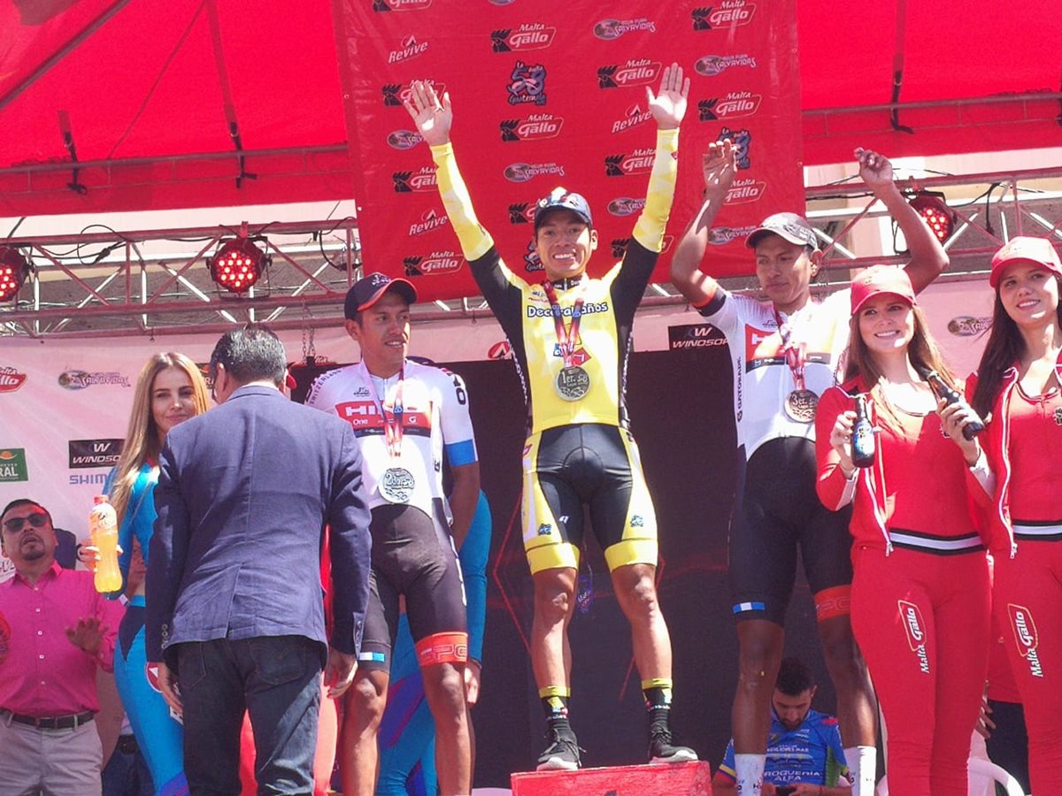 Alfredo Ajpacajá alza los brazos en señal de victoria durante la premiación de la séptima etapa de la 58 Vuelta a Guatemala. (Foto Prensa Libre: Carlos Vicente)