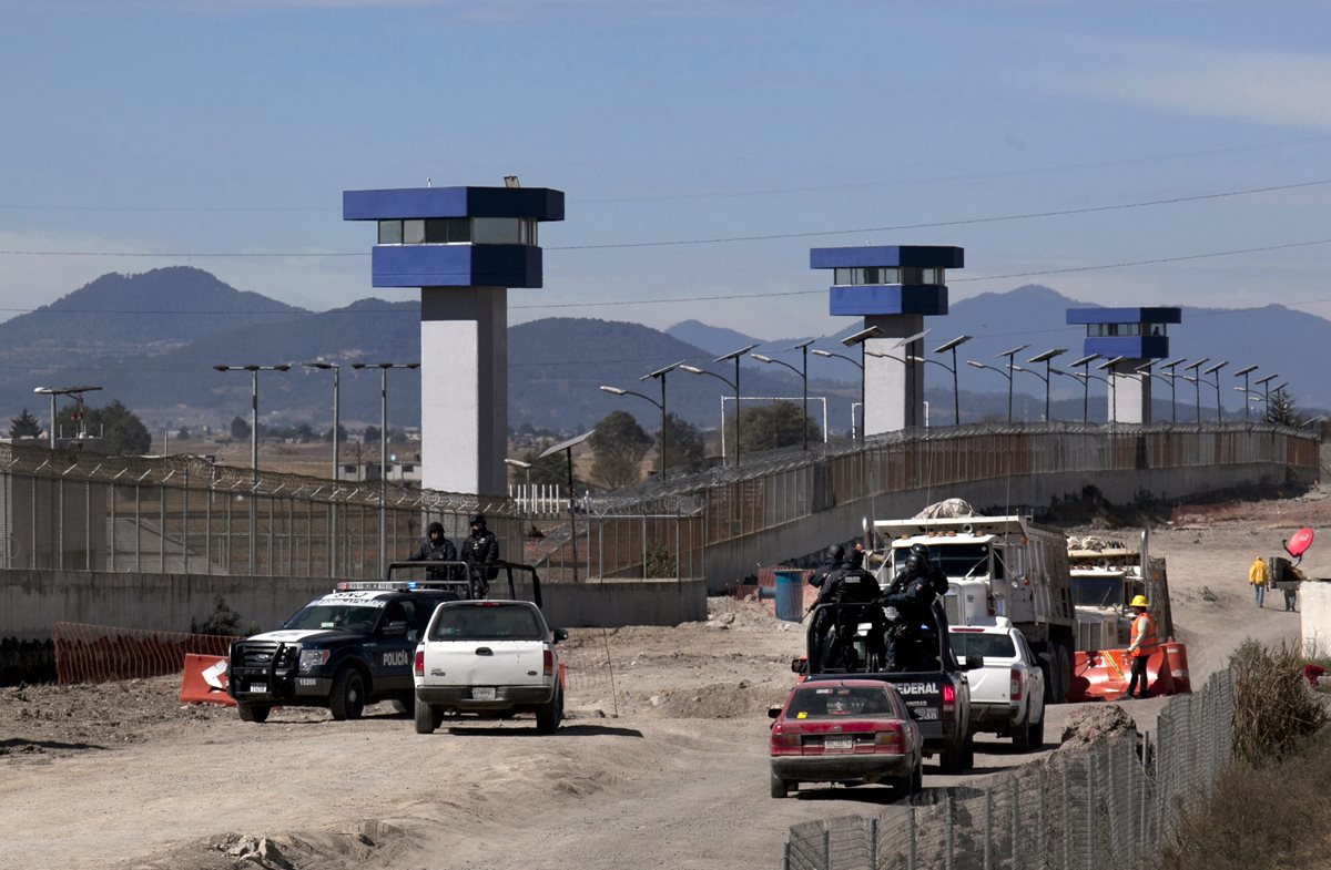 Fuerzas de seguridad custodian la cárcel del Altiplano donde permanece recluído "el Chapo", Guzmán. (Foto Prensa Libre: AP).