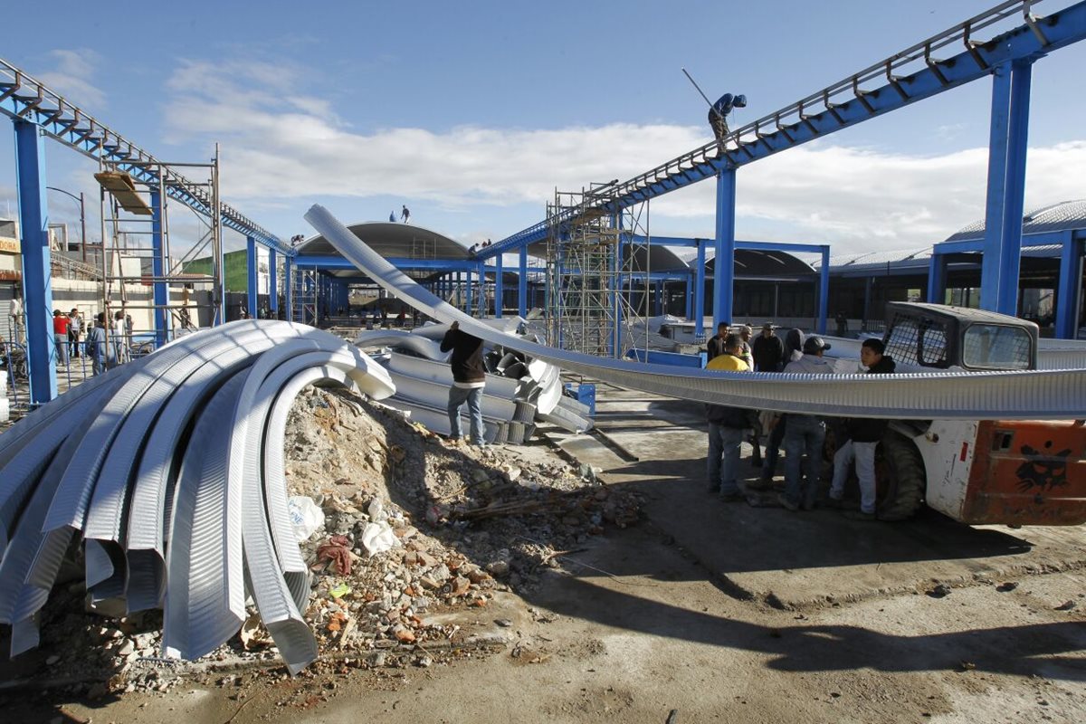 El incendio que destruyó el mercado La Terminal ocurrió en 2014, desde entonces no han terminado los trabajos de reconstrucción. (Foto Prensa Libre: Paulo Raquec)