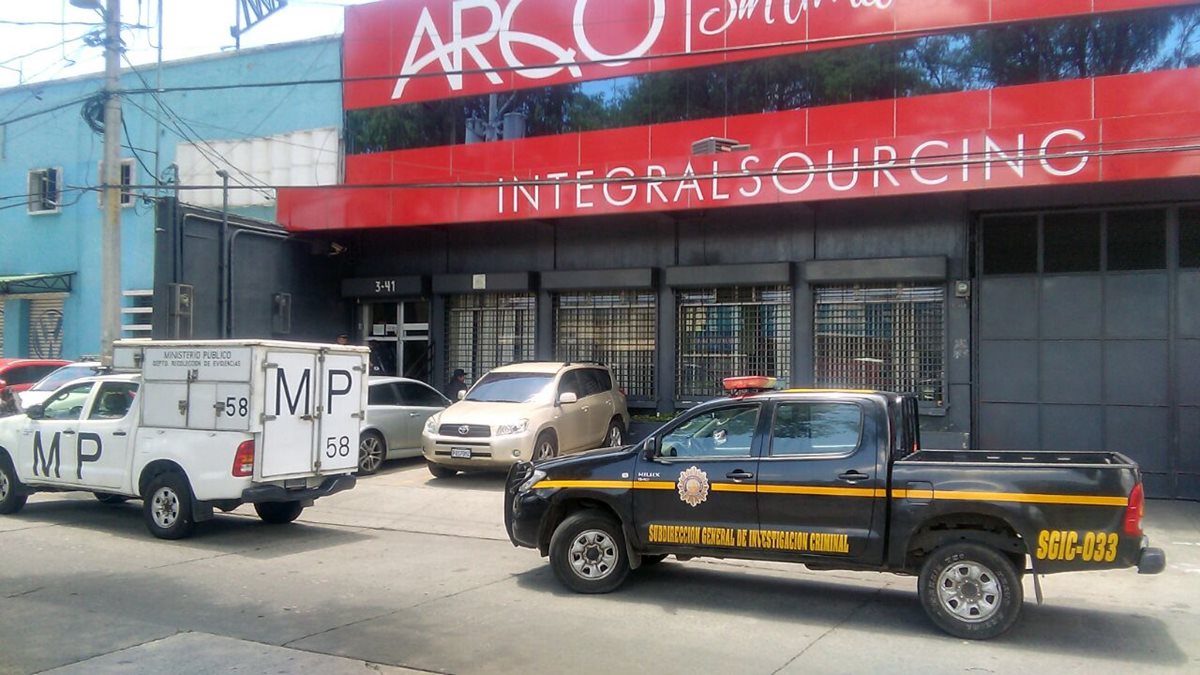 Allanan oficinas de Arqco, S.A. en la 5a. avenida y 3a. calle de la zona 9, por pesquisas por corrupción. (Foto Prensa Libre: Esbin García)