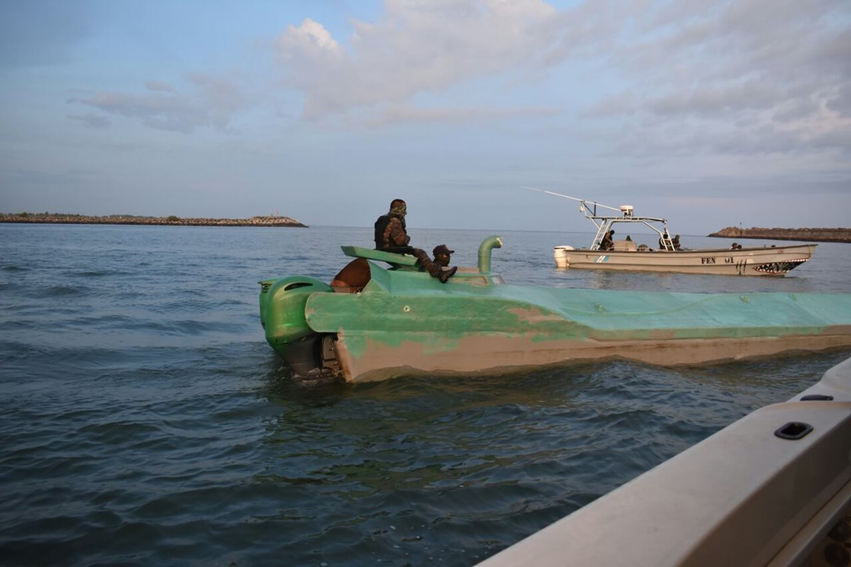 El minisubmarino en el que se transportaba droga fue detectado a 183 millas náuticas de las cotas de Pacífico guatemalteco. (Foto Prensa Libre: Ejército de Guatemala)