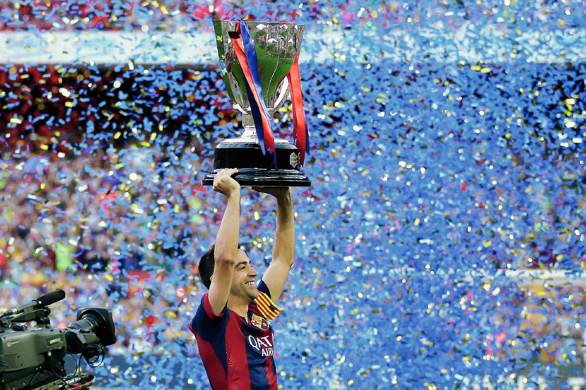 Xavi Hernández levanta la copa de la Liga en su último partido de Liga en el Camp Nou. (Foto Prensa Libre: AP)