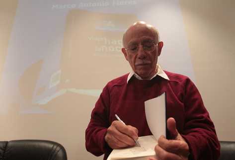 Marco Antonio Flores presenta su novela Viaje hacia la noche (FOTO Prensa Libre: Ángel Elías)