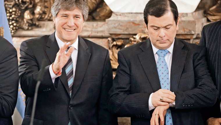 EL VICEPRESIDENTE argentino, Amado Boudou, —izquierda— es acompañado por el senador Gerardo Zamora,en el papalacio presidencia. (AP)