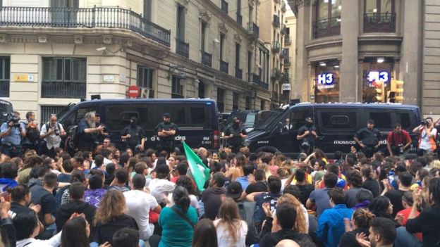Los Mossos d´Esquadra protegieron la Jefatura de la Policía Nacional en Barcelona. ENRIC BOTELLA/BBC MUNDO