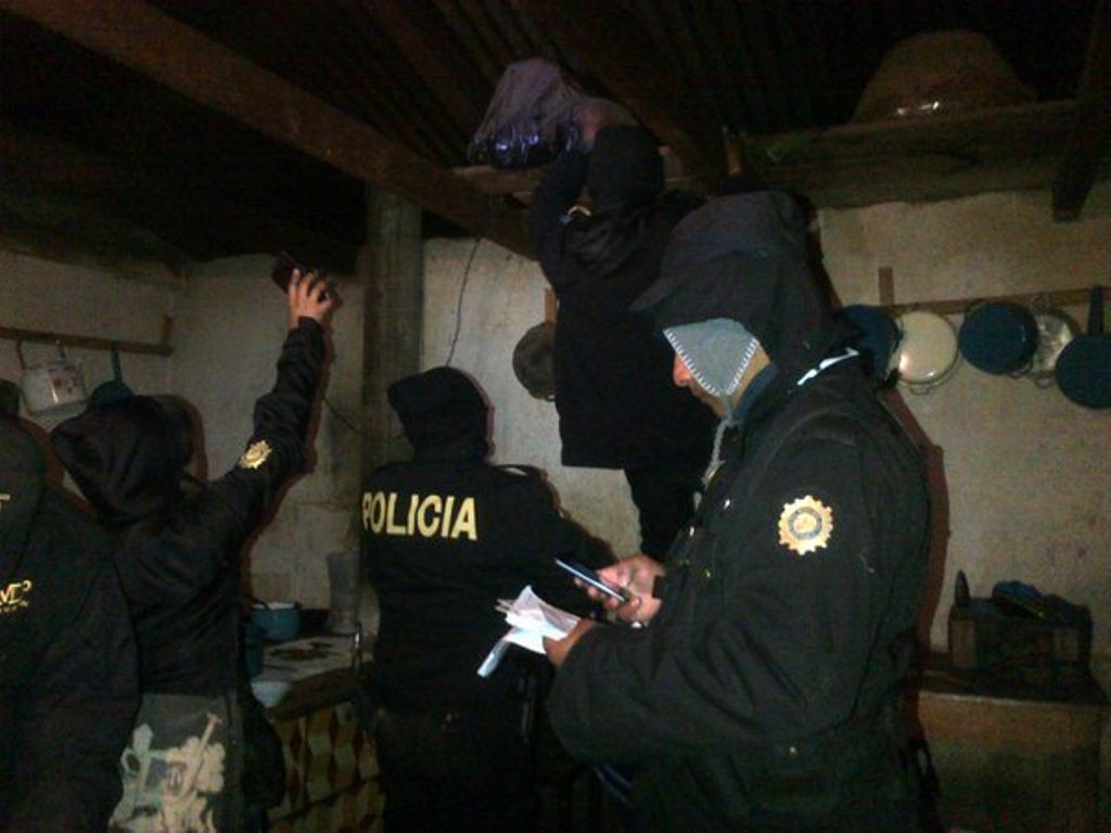 Autoridades catean una vivienda en Quetzaltenango. (Foto Prensa Libre: PNC).
