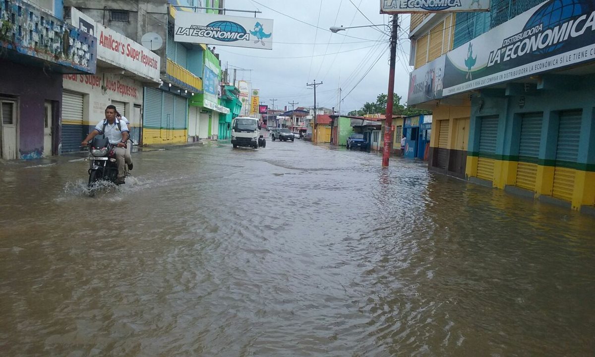 El área central de Petén amaneció inundada debido a las lluvias de las últimas horas. (Foto Prensa Libre: Rigoberto Escobar)