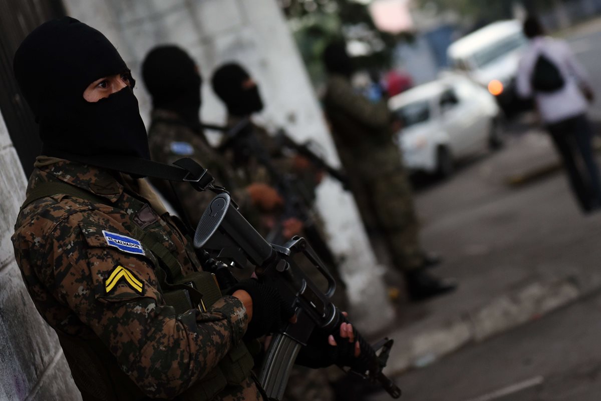 Policías vigilan una calle, tras repunte de violencia en El Salvador. (Foto Prensa Libre: AFP)