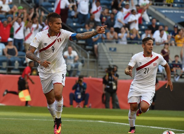 Paolo Guerrero festeja luego de anotar el único gol del encuentro y que dio la victoria a Perú. (Foto Prensa Libre: AFP)