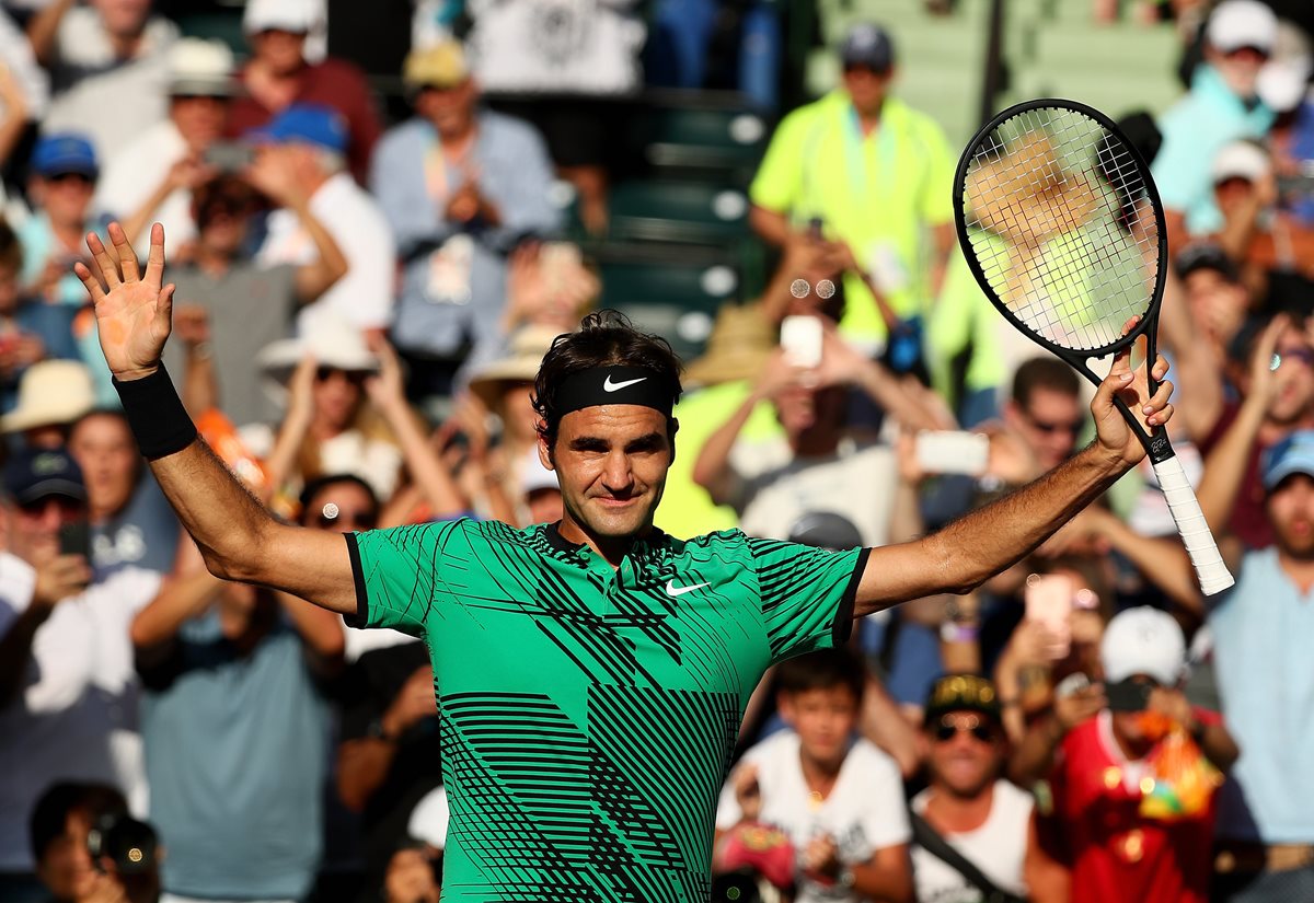 El suizo Roger Federer festeja después de haber vencido al checo Tomas Berdych. (Foto Prensa Libre: AFP).