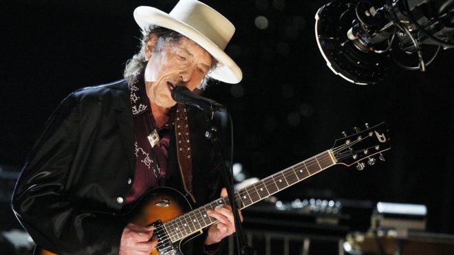 Bob Dylan sobre el escenario: el ahora Nobel está de gira de manera casi ininterrumpida hace años. (GETTY IMAGES)