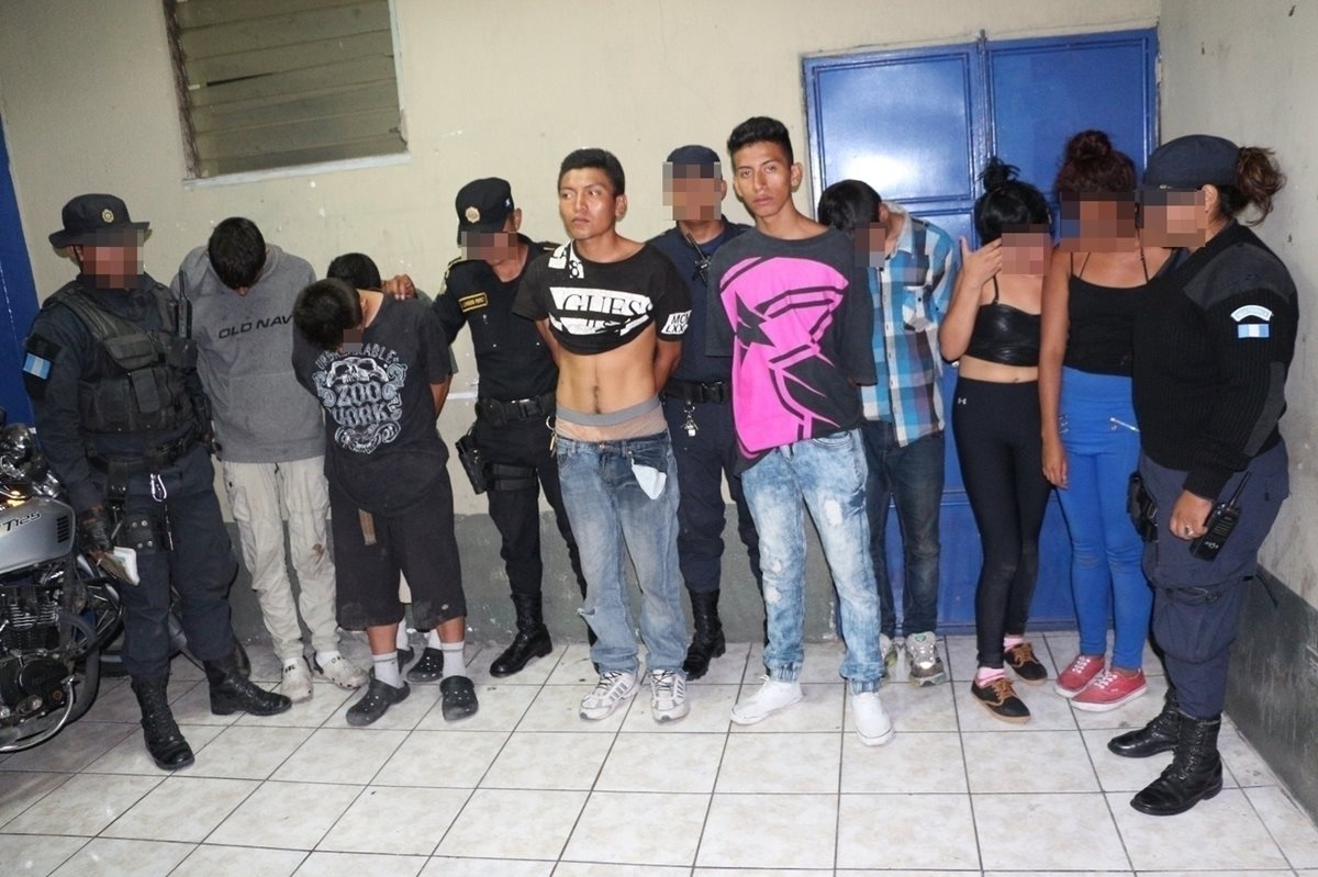 Las fuerzas de seguridad detuvieron a seis menores y dos adultos.(Foto Prensa Libre: PNC)