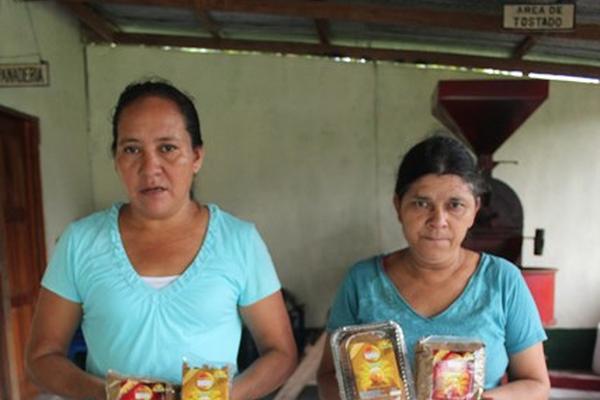 Mujeres emprendedoras muestran productos preparados a base de semillas de árbol de Ramón. (Foto Prensa Libre: Rigoberto Escobar)<br _mce_bogus="1"/>