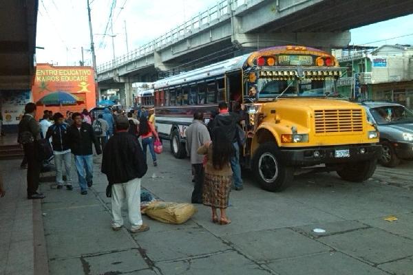 En el km 54 de la  ruta Interamericana,  usuarios esperan un autobús que los traslade a su trabajo.