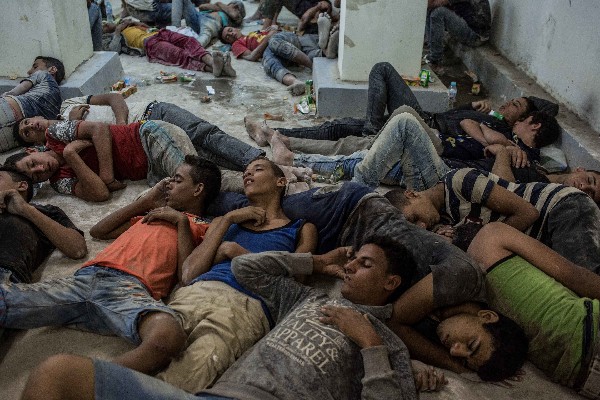 Grupo de migrantes rescatados del barco que naufragó hace tres días en el Mediterráneo. (Foto Prensa Libre: AFP).