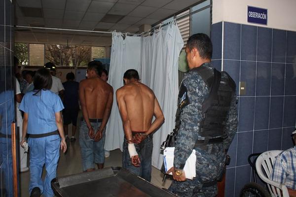 Los hombres heridos quedaron bajo custodia policial en el centro asistencial. (Foto Prensa Libre: Melvin Sandoval)<br _mce_bogus="1"/>