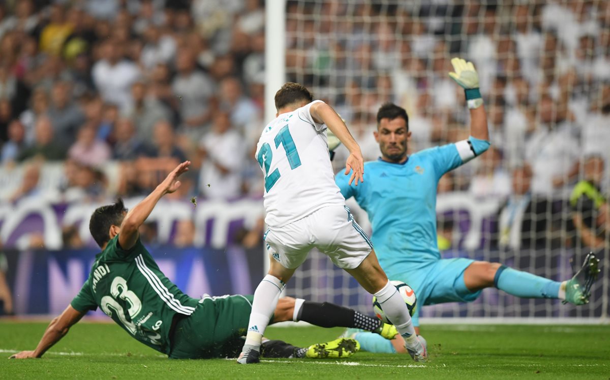 Borja Mayoral intenta rematar en el área del Betis.