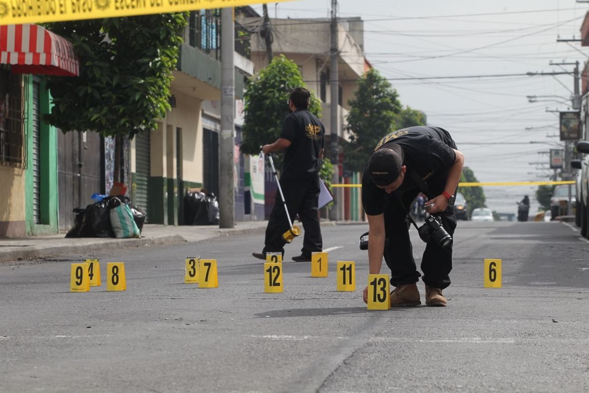 En el lugar donde supuestamente repelió el asalto, quedaron 13 casquillos. (Foto Prensa Libre: Érick Ávila)