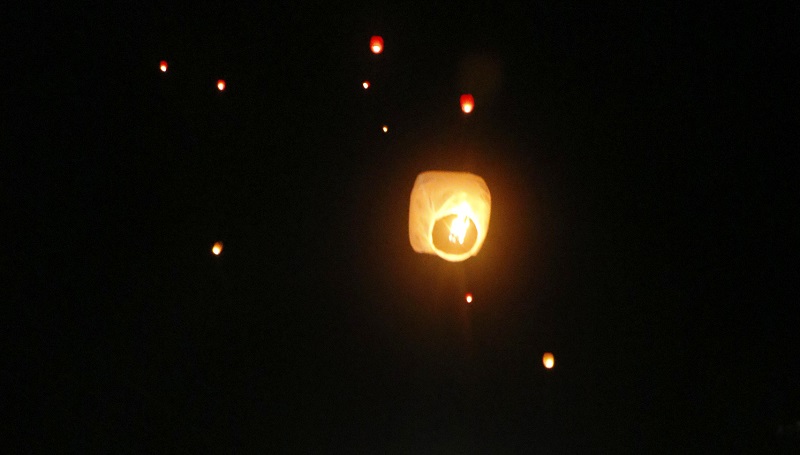 Algunos de los 500 globos que fueron elevados iluminan el cielo de la Ciudad de   Retalhuleu. (Foto Prensa Libre: Rolando Miranda)