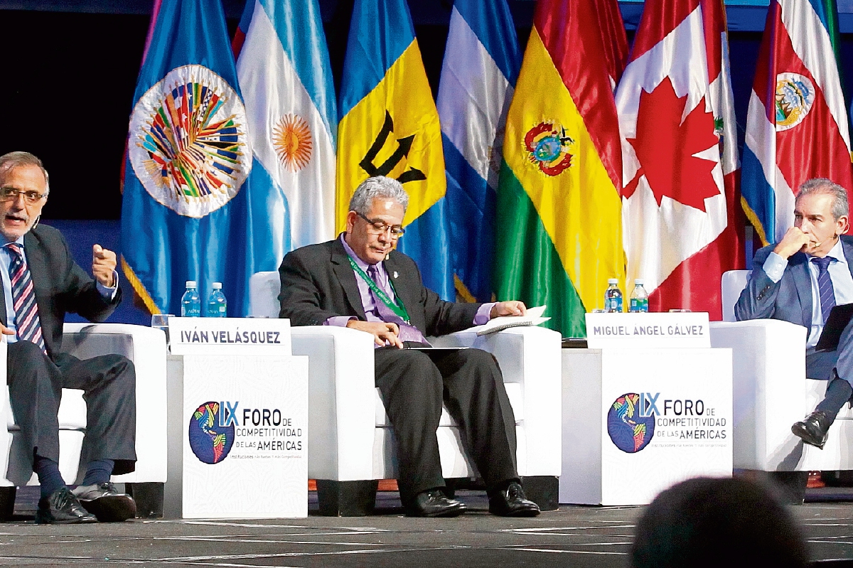 Iván Velásquez, jefe de la Cicig; Miguel Ángel Gálvez, juez del caso la Línea y Felipe Bosch, presidente de Fundesa, durante el panel. (Foto Prensa Libre: Edwin Bercián)