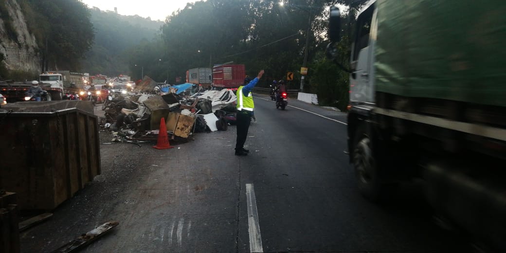 Agente de la PMT regula el tránsito en el lugar del accidente. (Foto Prensa Libre: @SantosDalia).