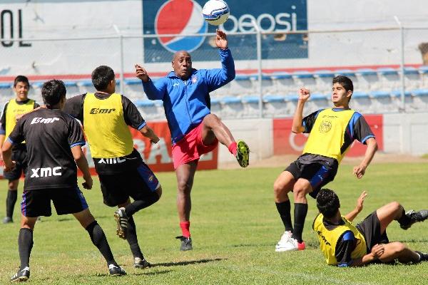 El técnico Hernán Medford participó ayer en el entrenamiento del Xelajú. (Foto Prensa Libre: Carlos Ventura)