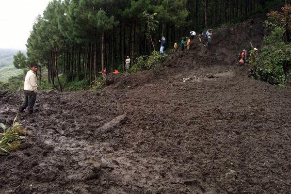 Un alud mantiene incomunicadas 135 aldeas entre Chicamán y Uspantán, en Quiché (Foto Prensa Libre: Oscar Figueroa)<br _mce_bogus="1"/>
