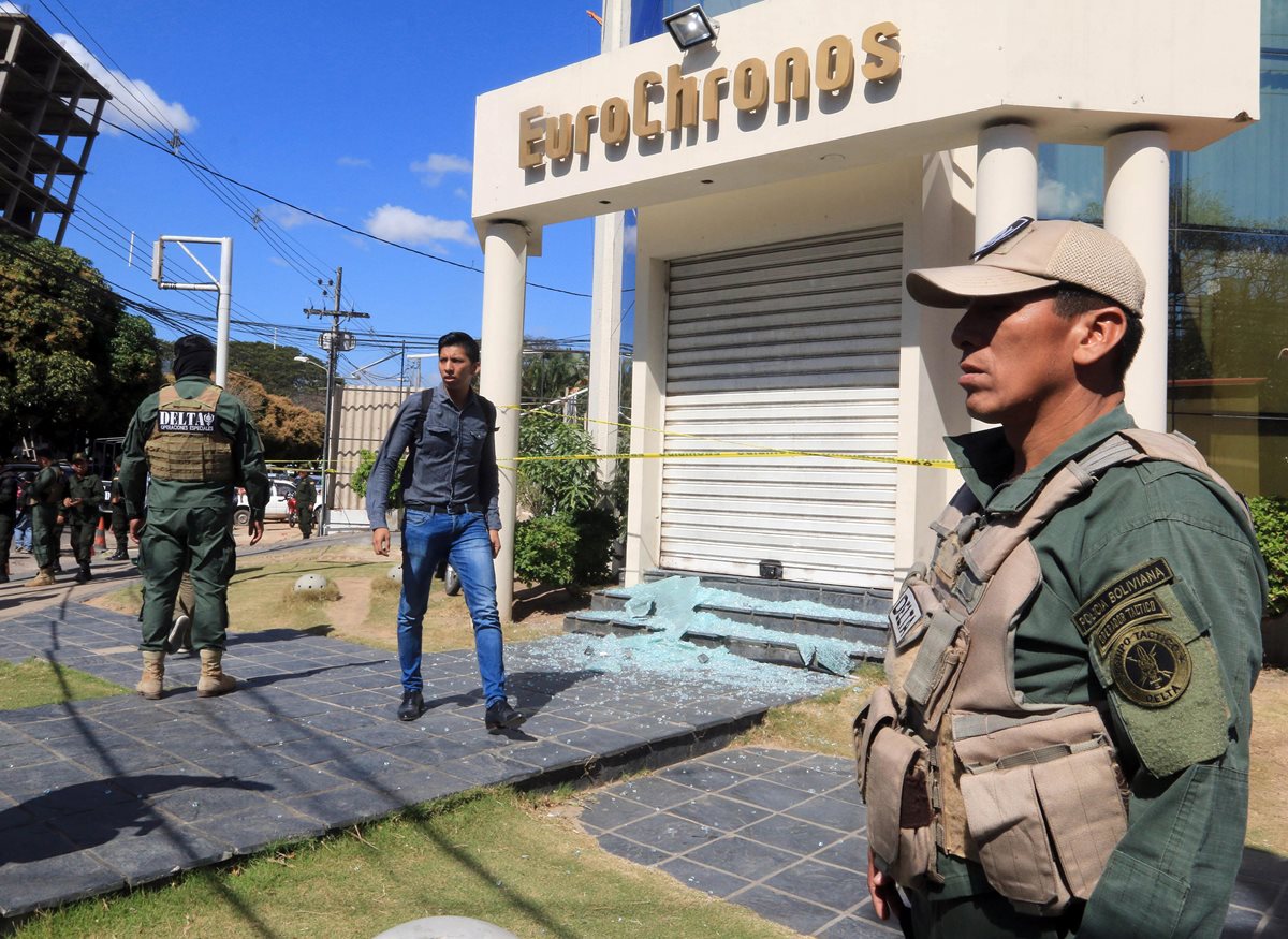 El enfrentamiento comenzó cuando los delincuentes tomaron a varios rehenes para salir de la joyería EuroChronos que habían robado. (Foto Prensa Libre: EFE)