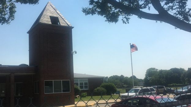 Una patrulla permanece dentro de la escuela secundaria de Brentwood pese a que el año escolar ya concluyó y hay poca presencia de jóvenes en el lugar.(BBC Mundo).