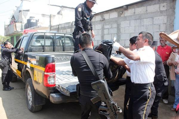 Las autoridades investigan la muerte de una mujer en Parramos, Chimaltenango. (Foto Prensa Libre: Víctor Chamalé).
