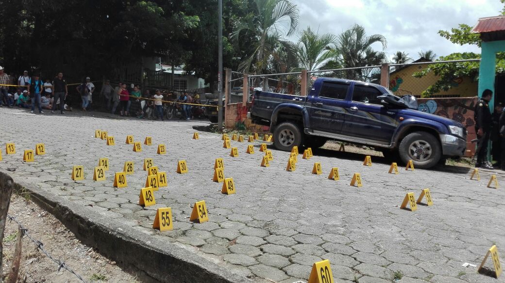 Más de 70 casquillos de proyectil para AK 47 fueron localizados en el lugar de crimen contra Henry Josué Hernández Ardón, en Los Amates, Izabal. (Foto Prensa Libre:)