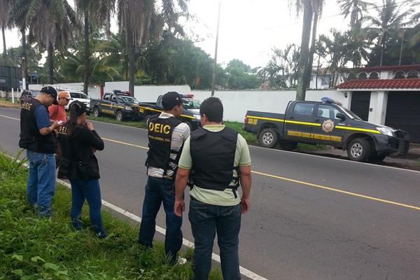 Fiscales del MP y agentes de la PNC en uno de los cateos en Retalhuleu. (Foto Prensa Libre: Rolando Miranda)