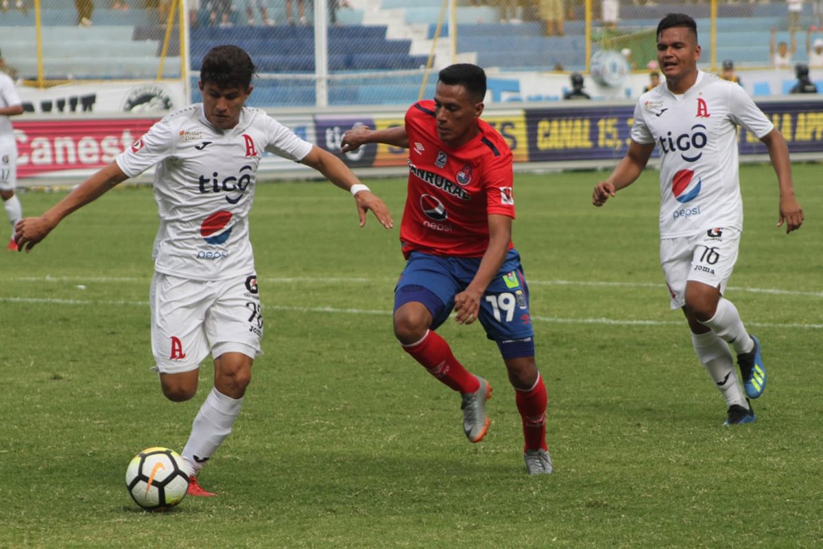 Gerson Tinoco intenta recuperar el balón ante la presión de dos jugadores salvadoreños. (Foto Prensa Libre: CSD Municipal)