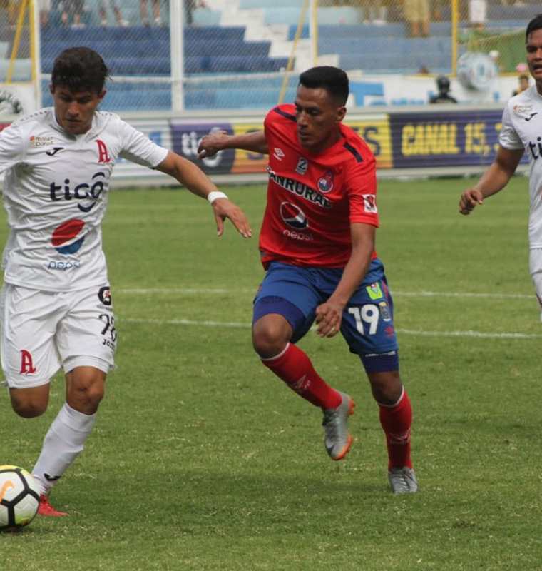 Gerson Tinoco intenta recuperar el balón ante la presión de dos jugadores salvadoreños. (Foto Prensa Libre: CSD Municipal)
