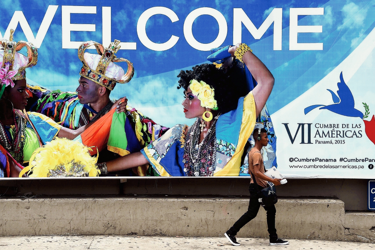 Una valla publicitaria en referencia a la próxima VII Cumbre de las Américas en la Ciudad de Panamá. (Foto Prensa Libre:AFP)EFE