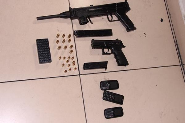 Los menores llevaban una pistola y una subametralladora, la Policía supone que atacarían a una pandilla rival. (Foto Prensa Libre: PNC) <br _mce_bogus="1"/>