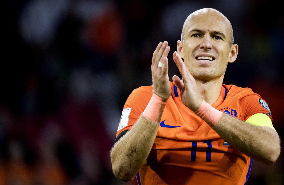 Arjen Robben aplaude el apoyo de la afición contra Suecia, en Ámsterdam. (Foto Prensa Libre: EFE).