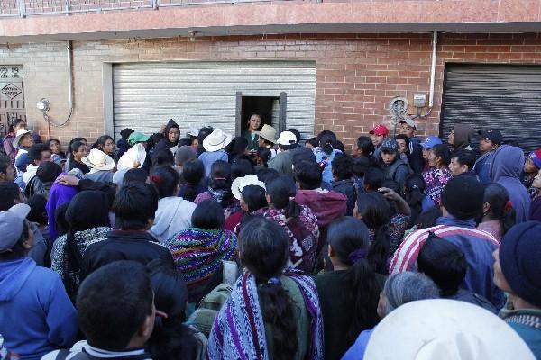 Empleados del Renap trabajan a puerta cerrada.
