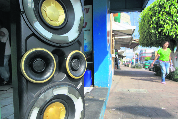 En Guatemala  no existe una ley que evite la emisión de sonidos estruendosos en las calles. (Foto Prensa Libre: Edwin Bercián)